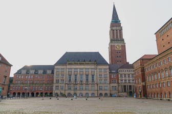 Das Kieler Rathaus (Symbolbild): Die Stadt erinnert mit 34 Biografien von jüdischen Kindern und Lehrern an die Opfer des Holocaust.