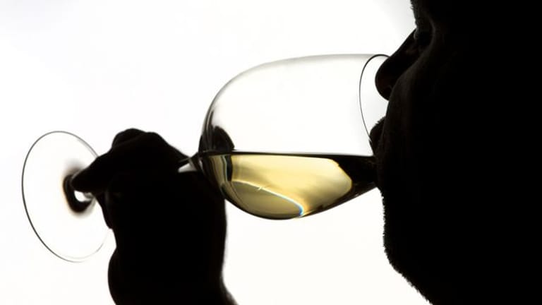 Einer Umfrage zufolge trinken Erwachsene aktuell Alkohol häufiger zur Beruhigung als noch vor gut zwei Jahren.