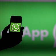 WhatsApp: Auf dem Messengerdienst verbreiten sich derzeit gefälschte Nachrichten, die zum Download einer Schadsoftware auffordern.