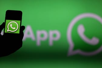 WhatsApp: Auf dem Messengerdienst verbreiten sich derzeit gefälschte Nachrichten, die zum Download einer Schadsoftware auffordern.