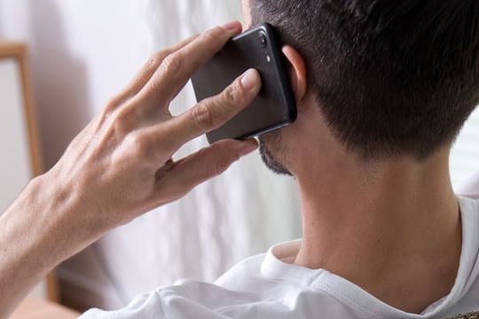 Vorsicht vor falschen Microsoft-Anrufen: Wer am Telefon aufgefordert wird, Fremdsoftware auf Computer, Tablet oder Smartphone zu installieren, sollte das nicht tun, warnen Verbraucherschützer.