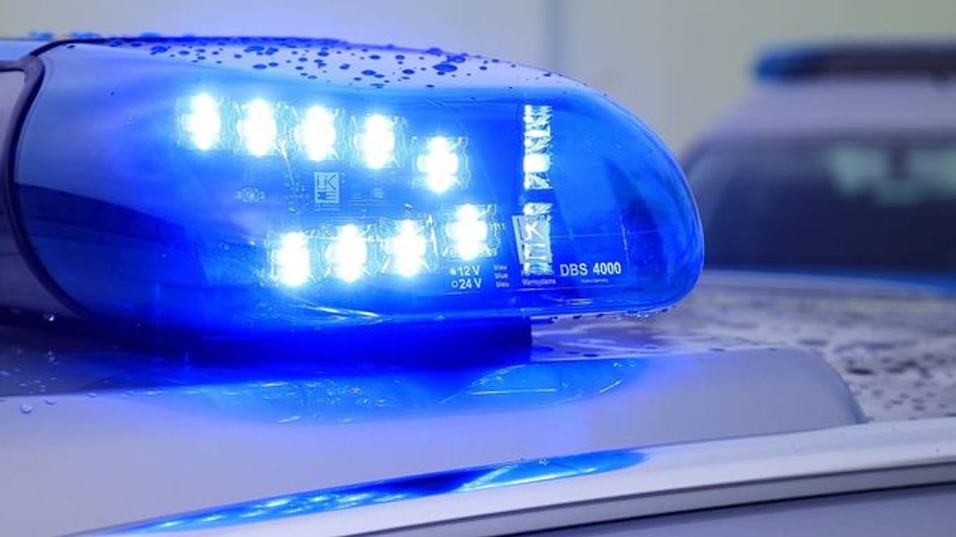 Ein Blaulicht leuchtet auf dem Dach eines Streifenwagens (Symbolbild): Bei einer Polizeikontrolle waren die defekten Bremskabel aufgefallen.