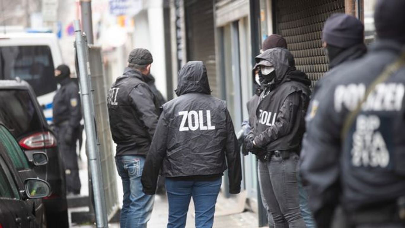 Polizisten und Zollbeamte während des Einsatzes auf der Kölner Keupstrasse.