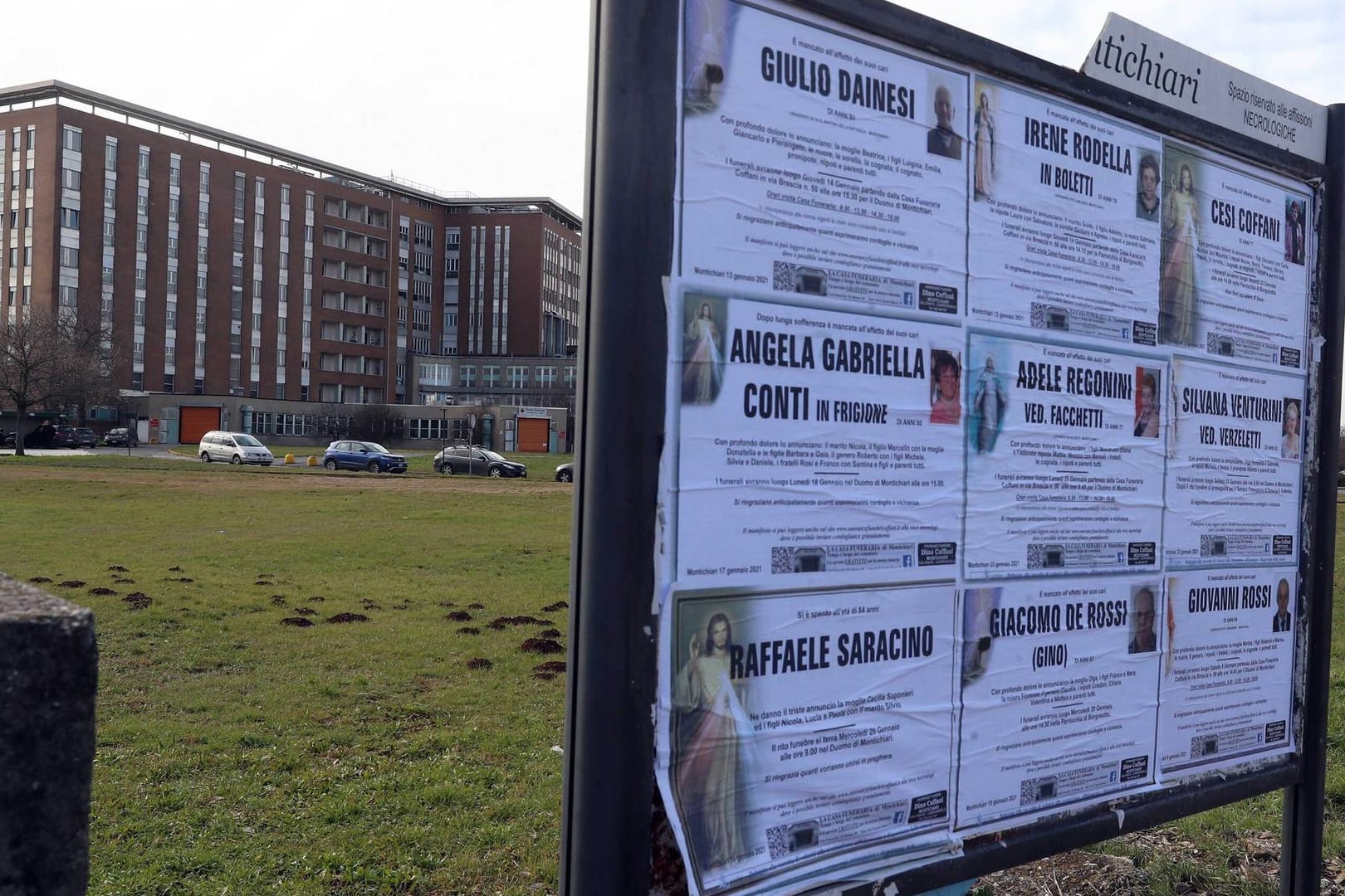 Todesanzeigen vor der Montichiari-Klinik in der Lombardei: Hier arbeitete Carlo M. bis vor Kurzem.
