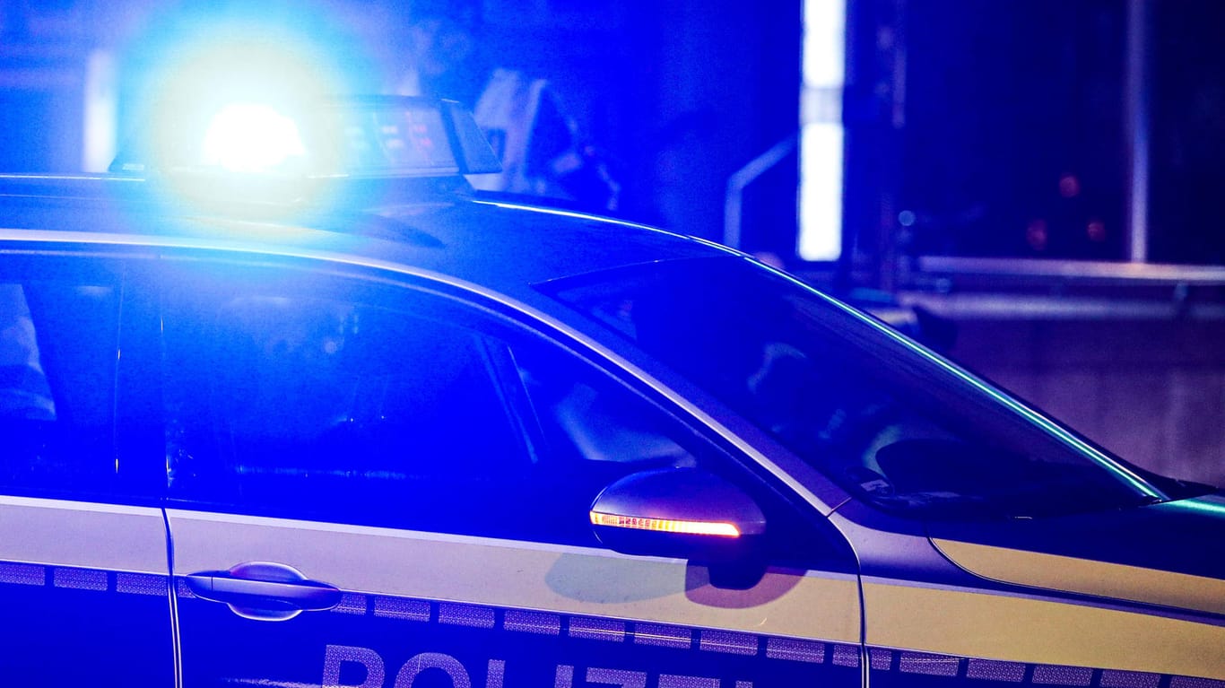 Ein Polizeiauto im Einsatz (Symbolbild): Auf einem Rastplatz bei Wuppertal ist eine Polizeikontrolle eskaliert.