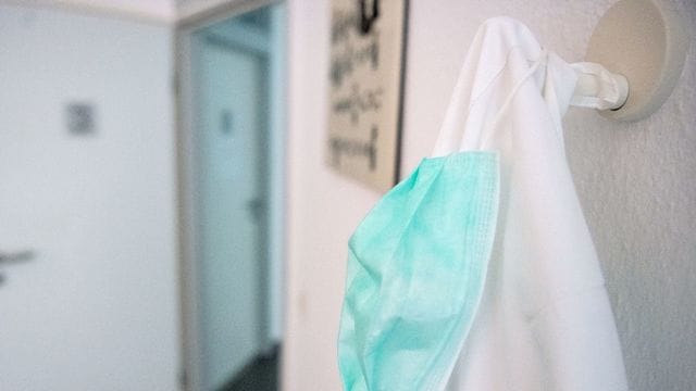 Mediziner, die in der Corona-Krise aushelfen, können den Übungsleiterfreibetrag nutzen.