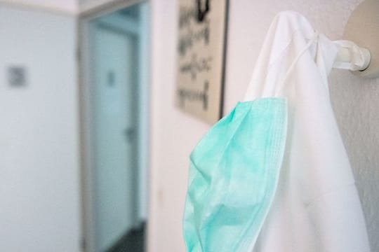 Mediziner, die in der Corona-Krise aushelfen, können den Übungsleiterfreibetrag nutzen.