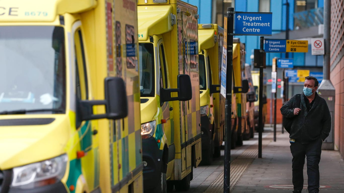 Eine Reihe von Krankenwagen in London: Mehr als 100.000 Menschen sind in Großbritannien bereits am Coronavirus gestorben.