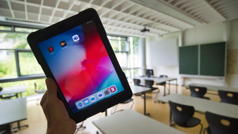 Ein iPad in einem leeren Klassenraum