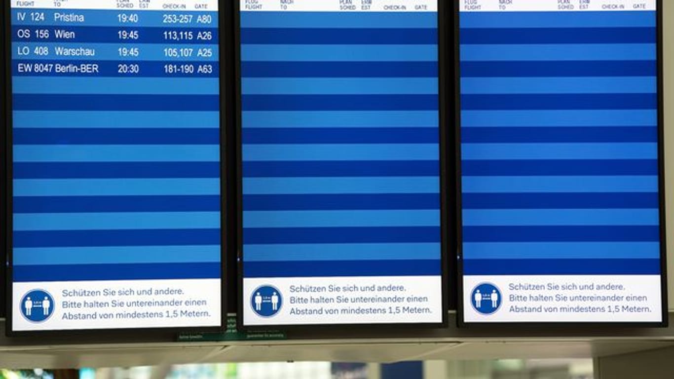 Nur vier Flüge sind auf den Bildschirmen auf dem Düsseldorfer Flughafen zu sehen.