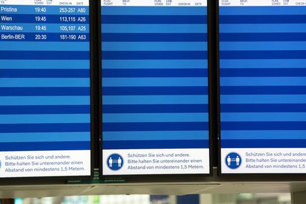 Nur vier Flüge sind auf den Bildschirmen auf dem Düsseldorfer Flughafen zu sehen.