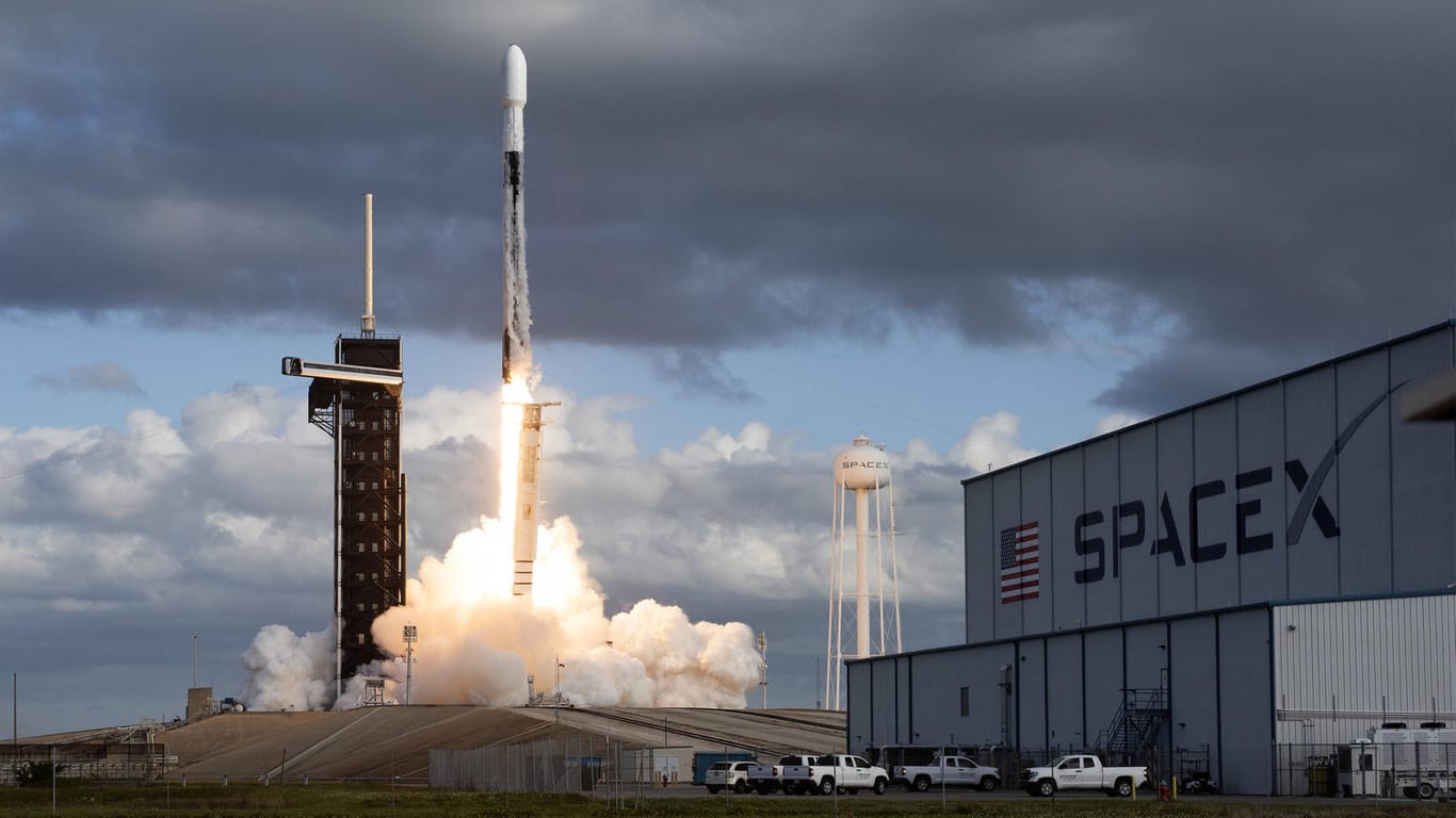 SpaceX-Rakete startet (Symbolbild): Die beiden reichsten Männer der Welt streiten sich um Satelliten-Umlaufbahnen.