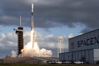 SpaceX-Rakete startet (Symbolbild): Die beiden reichsten Männer der Welt streiten sich um Satelliten-Umlaufbahnen.