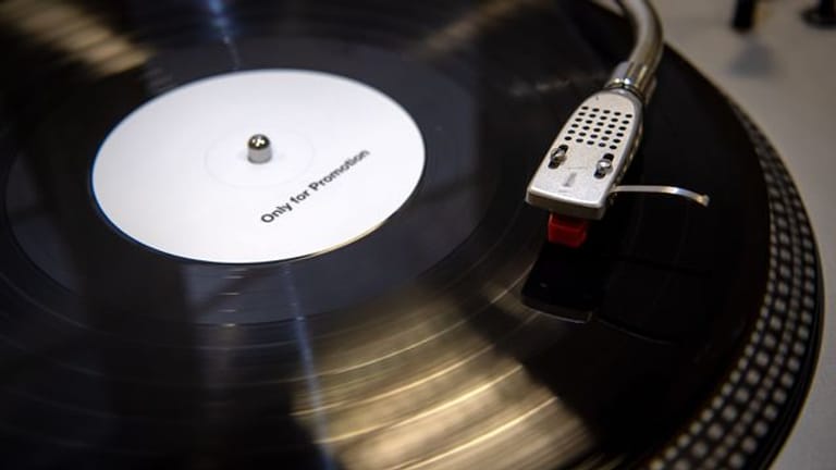 Voll im Trend: Vinyl auf analogem Plattenspieler.