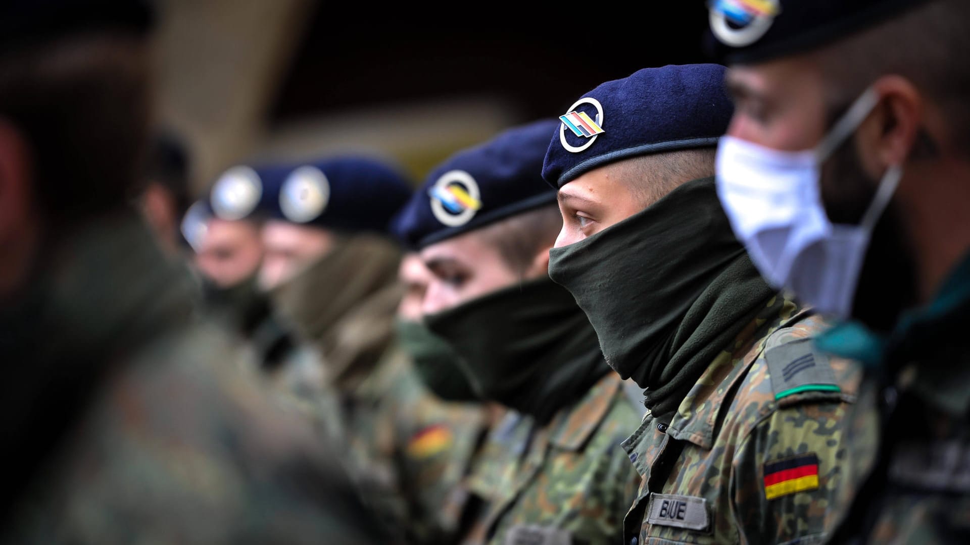 Soldaten stehen mit Mundschutz nebeneinander (Archivbild): Sie helfen seit Mittwoch in Pflegeeinrichtungen aus. Soldaten stehen mit Mundschutz nebeneinander (Archivbild): Sie helfen seit Mittwoch in Pflegeeinrichtungen aus.
