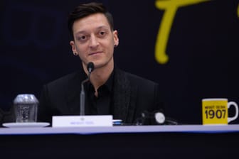Mesut Özil: Der Ex-Nationalspieler bei seiner Vorstellung in Istanbul.