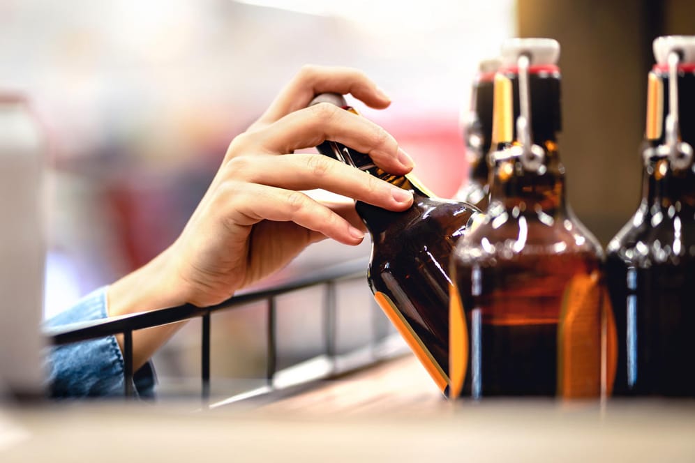 Eine Hand greift eine Flasche Bier (Symbolbild): Die Biersteuer erhöht die Bemessungsgrundlage für die Mehrwertsteuer.