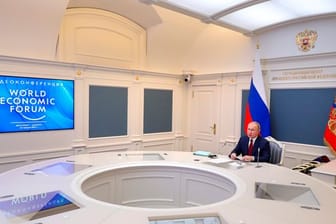Russlands Präsident äußerte sich im Rahmen des Weltwirtschaftsforums auch über den atomaren Abrüstungsvertrag mit den USA: "Das ist zweifelsfrei ein Schritt in die richtige Richtung".
