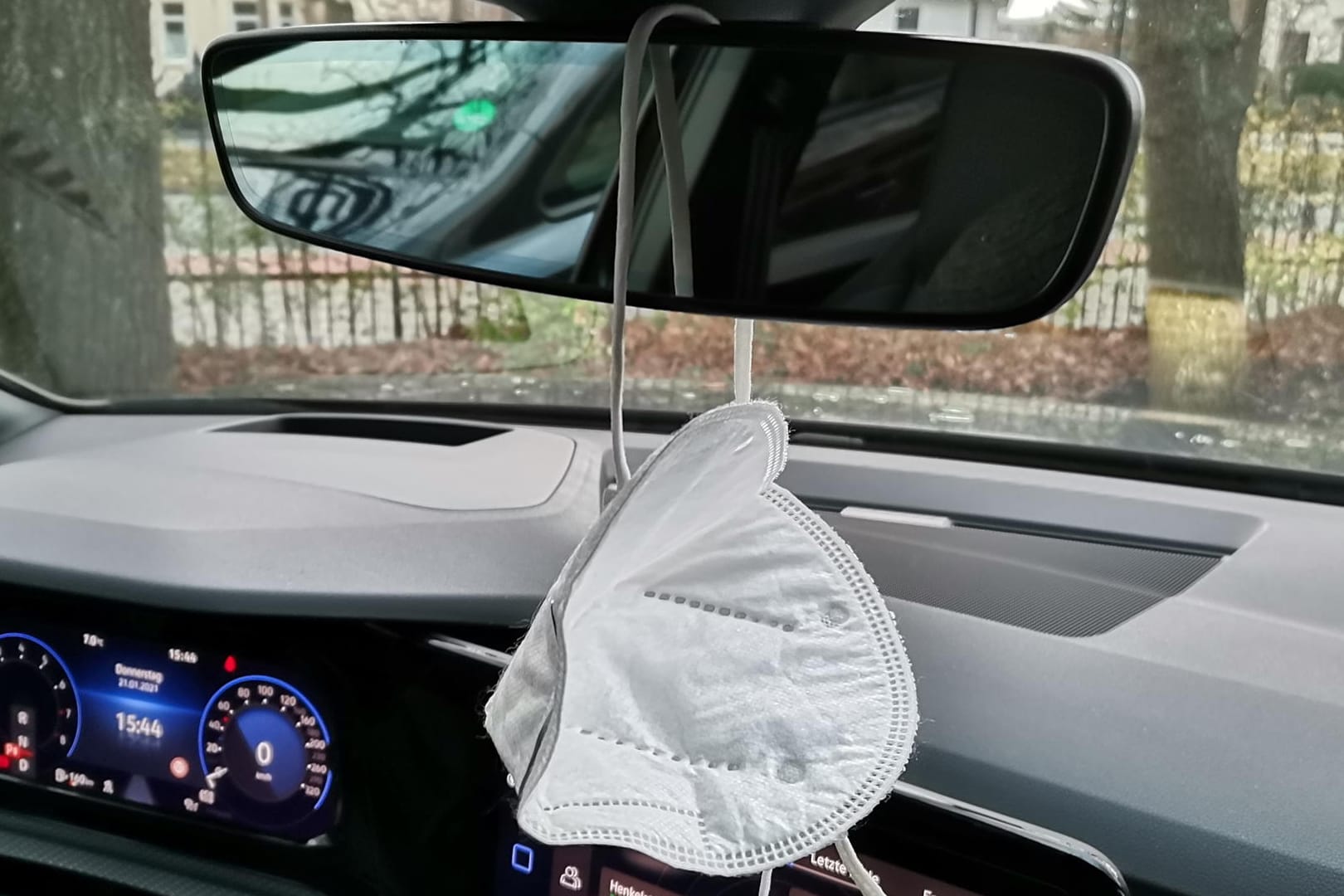 Autofahren im Lockdown: Eine Maske sollte immer dabei sein. Am Innenspiegel hat sie aber nichts zu suchen.