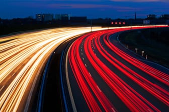 Eine Autobahn bei Nacht: Die Kosten der Reform explodieren.