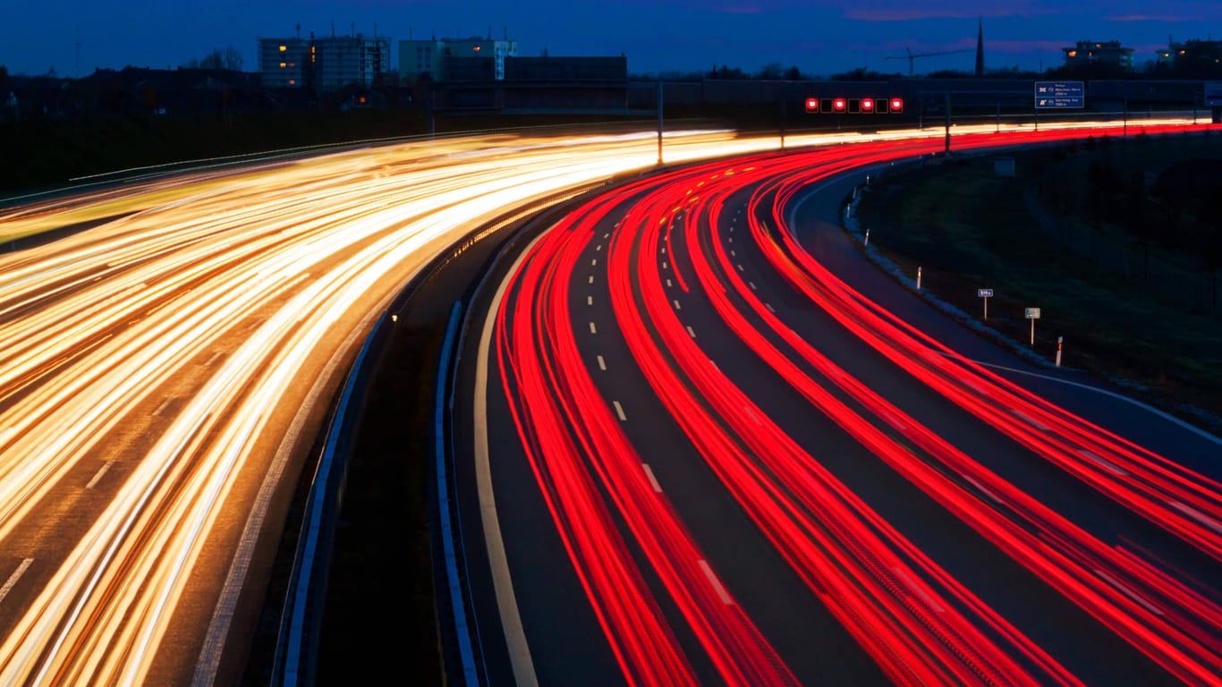 Eine Autobahn bei Nacht: Die Kosten der Reform explodieren.
