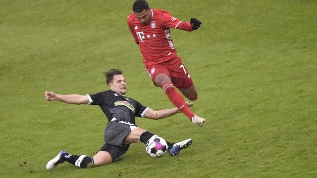 Amir Abrashi (l) wechselt von Freiburg nach Basel.