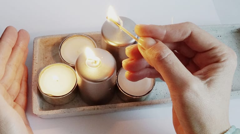 Kerzen anzünden: Wenn sie vorher sehr kühl gelagert werden, erhöht sich ihre Brenndauer.