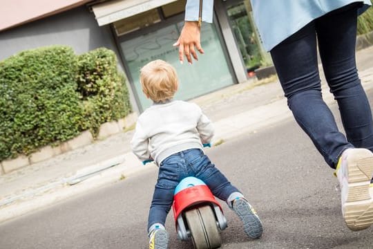 Zum Wer Kinder alleine großzieht, kann einen steuerlichen Freibetrag in Anspruch nehmen.