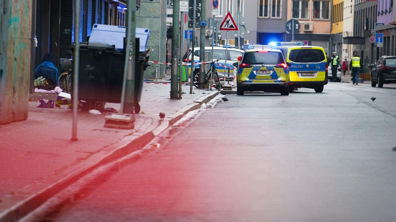 Polizeifahrzeuge stehen im Frankfurter Bahnhofsviertel in der Niddastraße: Der Mann, der hier vier Personen mit einem Messer angegriffen haben soll, ist in eine Psychiatrie eingeliefert worden.