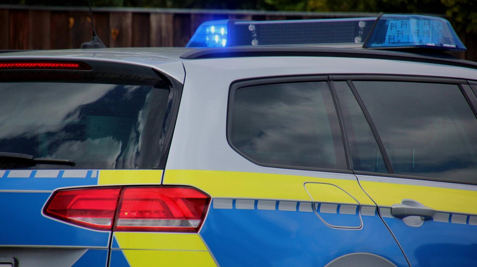 Ein Streifenwagen im Einsatz (Symbolbild): Ein Mann konnte nach versuchter Vergewaltigung einer Kölnerin festgenommen werden. Ein Streifenwagen im Einsatz (Symbolbild): Ein Mann konnte nach versuchter Vergewaltigung einer Kölnerin festgenommen werden.