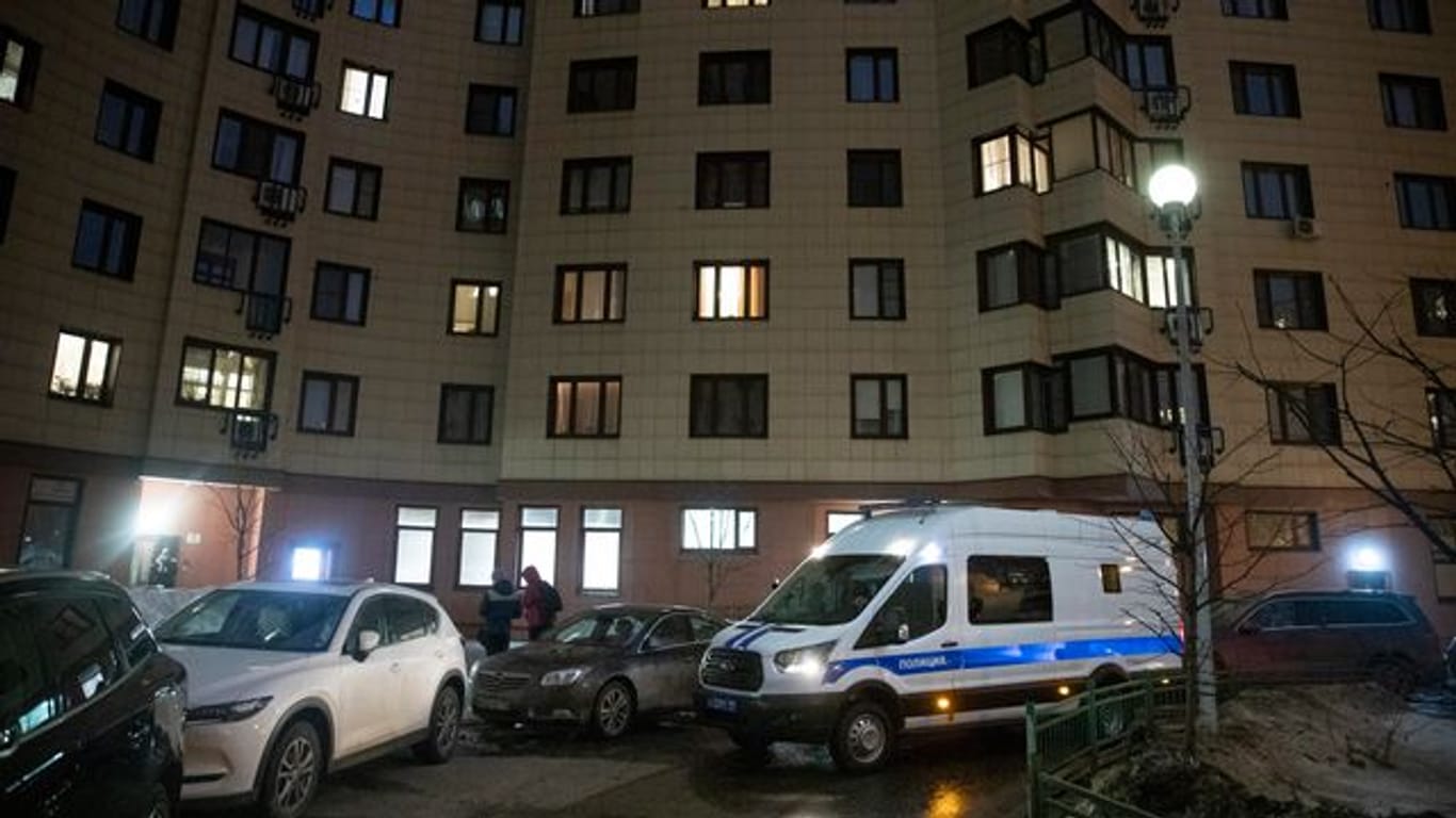 Ein russischer Polizeiwagen parkt vor dem Wohnhaus des inhaftierten Kremlkritikers Alexej Nawalny.