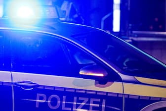 Eine Polizeistreife im Einsatz (Symbolbild): In Wolfsburg ist ein Mann hinter einem Discounter ausgeraubt worden.