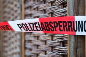 Polizeiabsperrung: In Sachsen ist eine Frau vermutlich von ihrem Lebensgefährten angezündet worden. Es handelt sich um eine ehemalige Weinprinzessin. (Symbolbild)