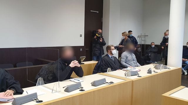 Zwei Polizisten sitzen in einem Verhandlungssaal: Sie wurden wegen Körperverletzung im Amt angeklagt. Zwei Polizisten sitzen in einem Verhandlungssaal: Sie wurden wegen Körperverletzung im Amt angeklagt.