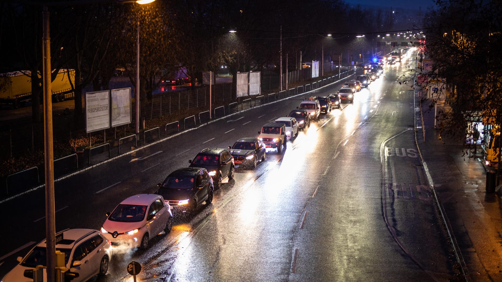 Teilnehmer fahren bei einem "Querdenken"-Autokorso mit ihren Fahrzeugen in Richtung Innenstadt. Das Motto der Demonstration lautete: "Auto- und Motorradkorso gegen die weiche Impfpflicht".