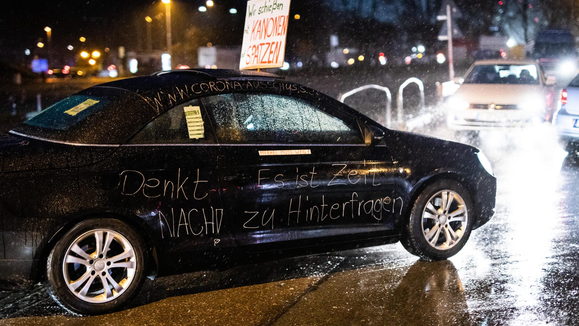 "Denkt nach! Es ist Zeit zu Hinterfragen" steht auf dem Auto eines Teilnehmers des "Querdenken"-Autokorsos: Hunderte waren mit ihren Autos gekommen.