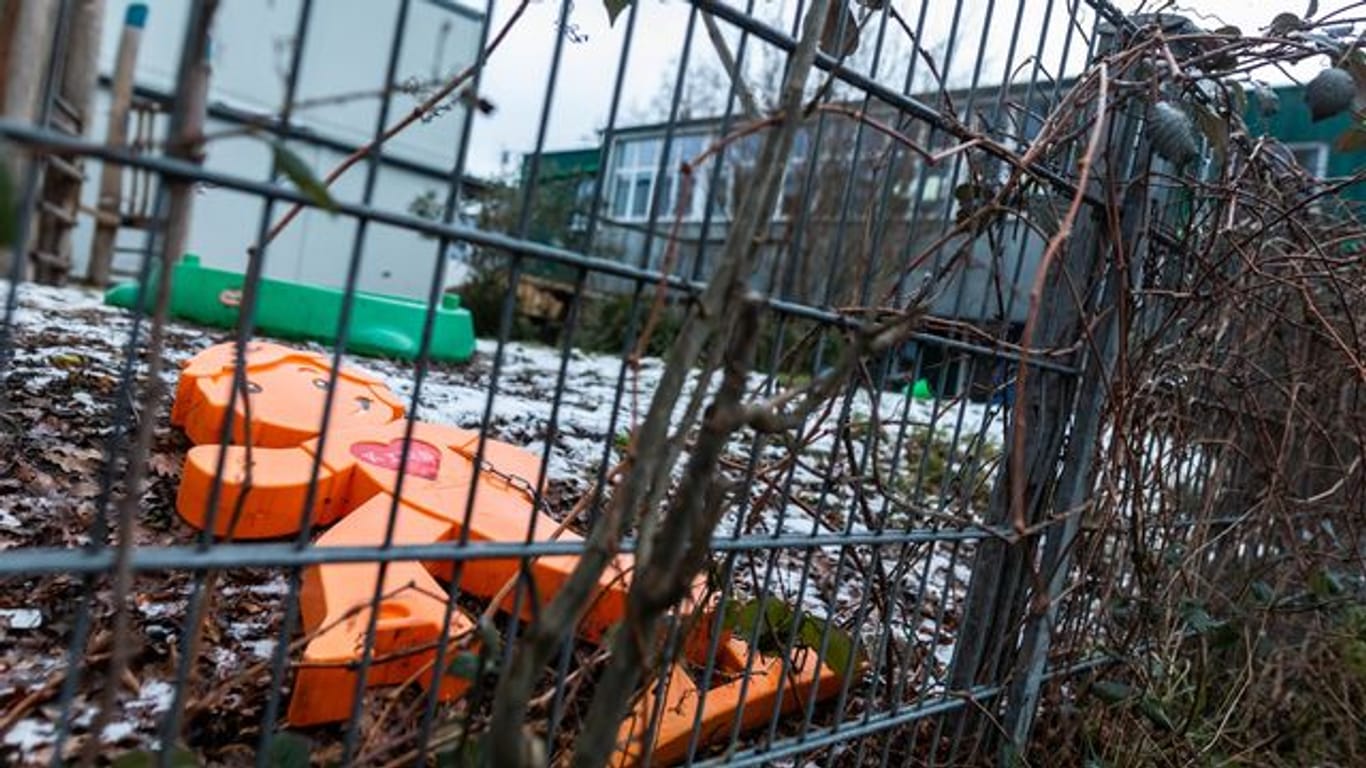 Ein oranger Plastikaufsteller liegt im Spielbereich der Kita in Freiburg.