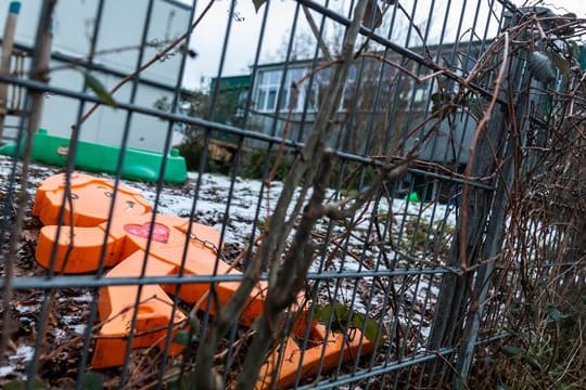Ein oranger Plastikaufsteller liegt im Spielbereich der Kita in Freiburg.