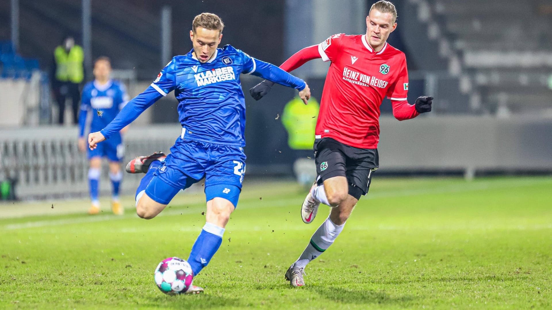 Einen Schritt voraus: Karlsruhes Christoph Kobald (l.) spielt den Ball, Hannovers Torjäger Marvin Ducksch kommt zu spät.