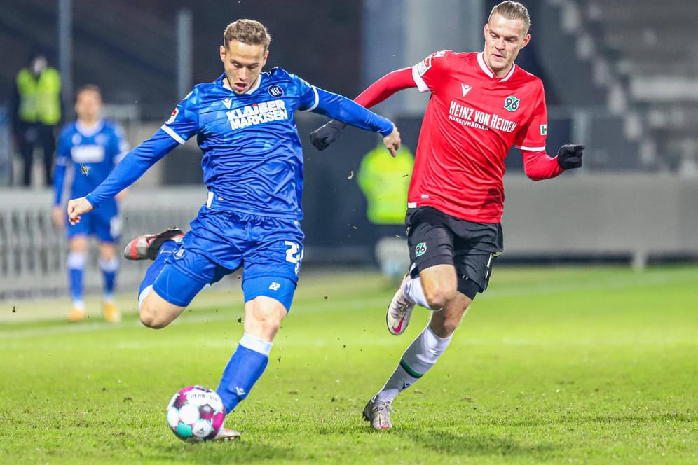 Einen Schritt voraus: Karlsruhes Christoph Kobald (l.) spielt den Ball, Hannovers Torjäger Marvin Ducksch kommt zu spät.
