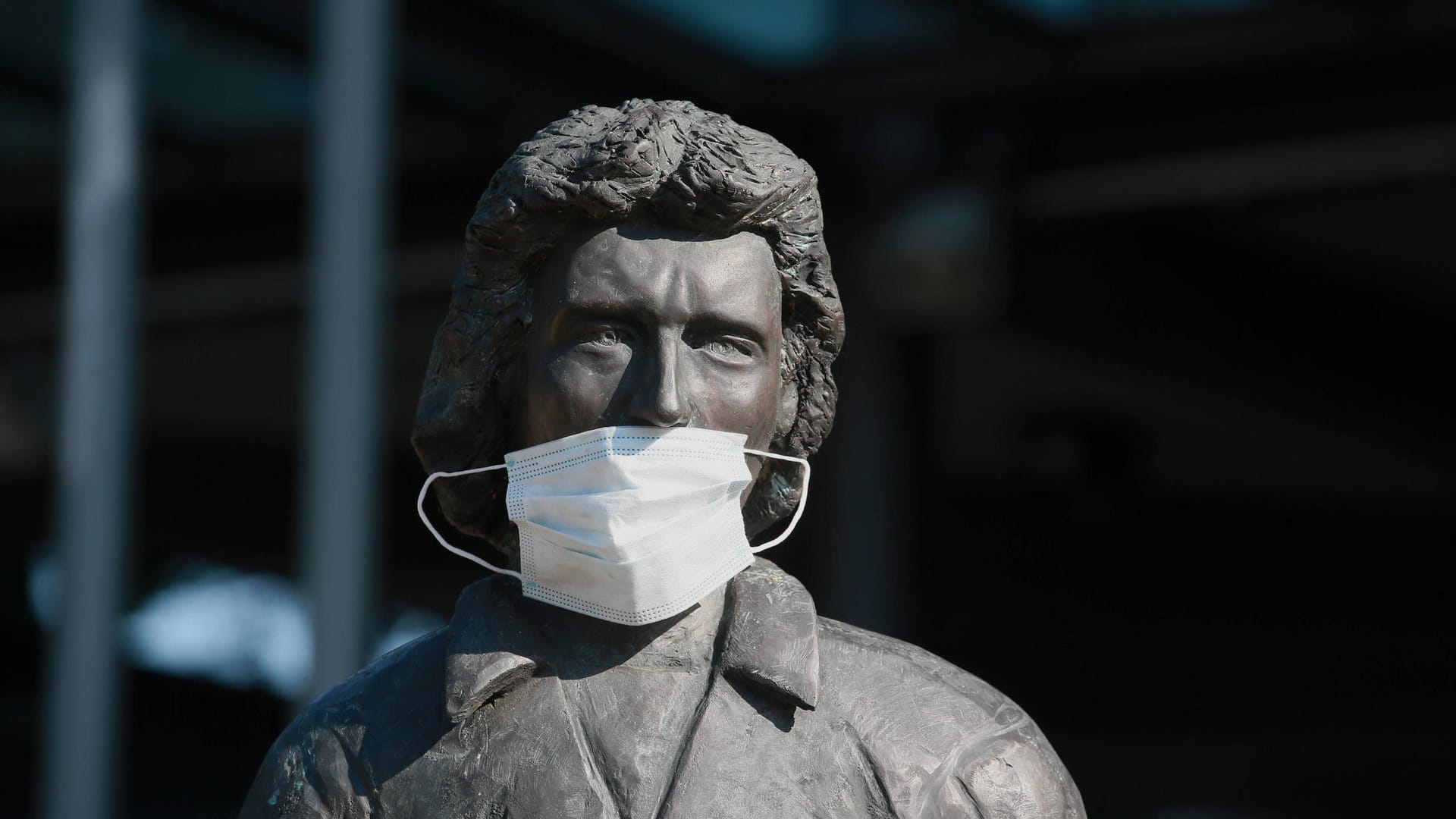 Statue von Heinz Flohe (Archivbild): Zu Corona-Zeiten steht sie mit Maske vor dem RheinenergieStadion in Köln.