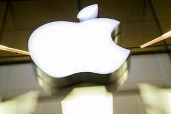 Das Apple-Logo leuchtet an der Fassade des Apple-Store: Der Konzern bricht trotz der Pandemie Rekorde.
