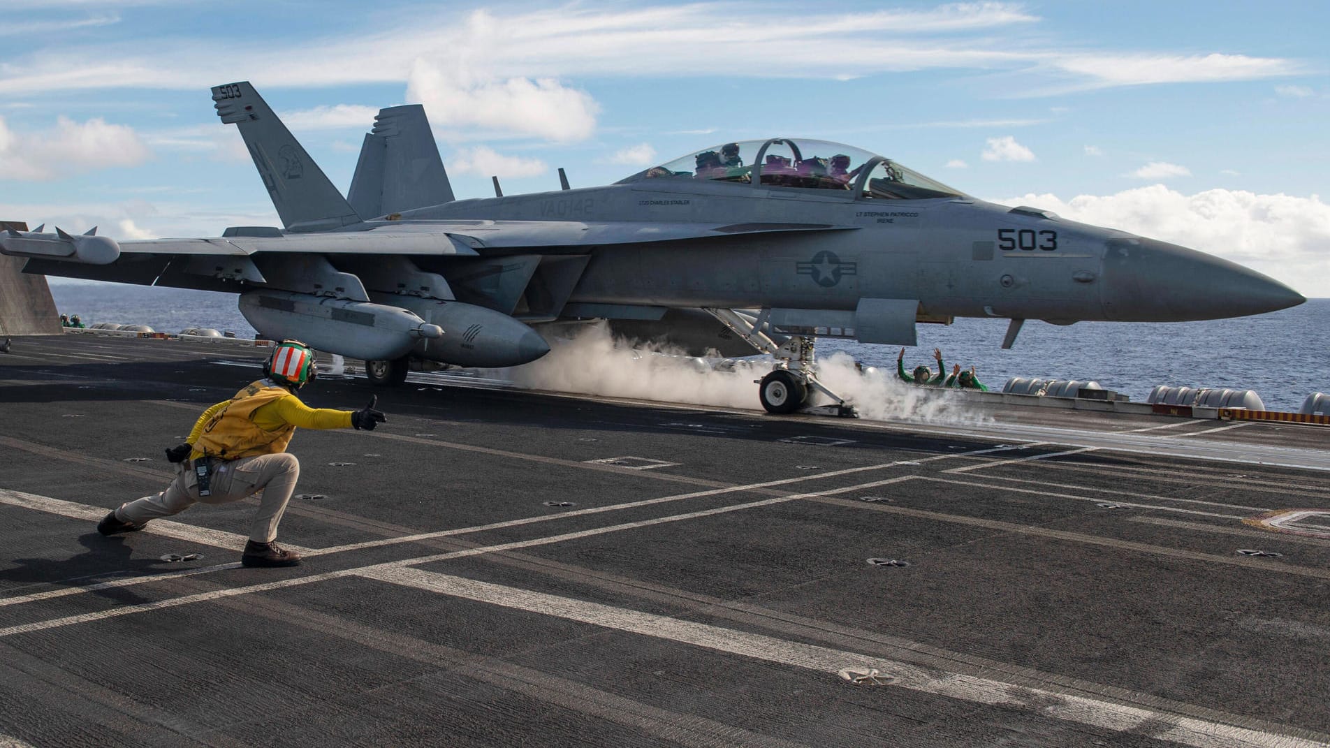 Ein Kampfflugzeug startet auf der "USS Theodore Roosevelt": Der Flugzeugträger wurde von Joe Biden in das Südchinesische Meer beordert.