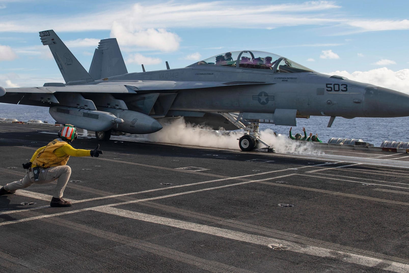 Ein Kampfflugzeug startet auf der "USS Theodore Roosevelt": Der Flugzeugträger wurde von Joe Biden in das Südchinesische Meer beordert.