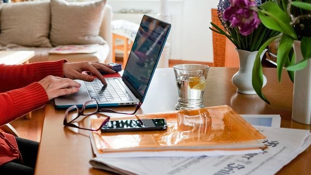 Unergonmisch: Stundenlanges Arbeiten am Notebook kann anstrengend werden.