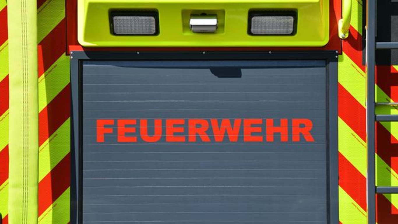 Der Schriftzug "Feuerwehr" ist auf einem Einsatzfahrzeug angebracht: In Erfurt hat ein Dachstuhl gebrannt.