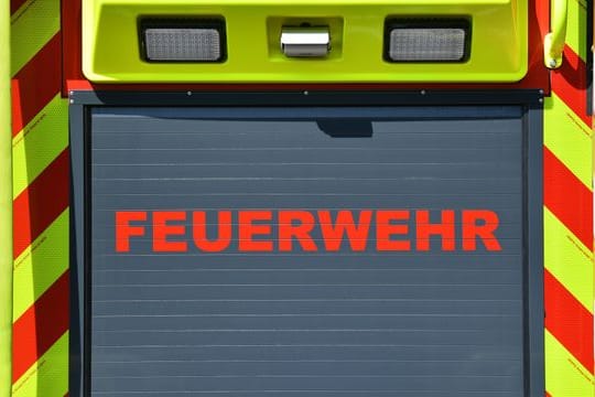 Der Schriftzug "Feuerwehr" ist auf einem Einsatzfahrzeug angebracht: In Erfurt hat ein Dachstuhl gebrannt.