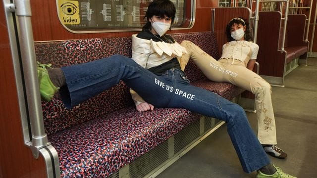 Die Designerinnen Mina Bonakdar (l) und Elena Buscaino: Mit Slogans im Schritt ihrer Hosen demonstrieren sie gegen das "Manspreading".