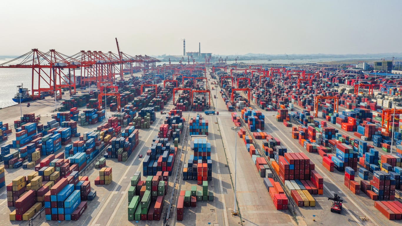 Qinzhou: Container stehen an einem Hafen in einem Terminal: Chinas Wirtschaft erlebt nach dem Corona-Dämpfer nun wieder starken Aufschwung.