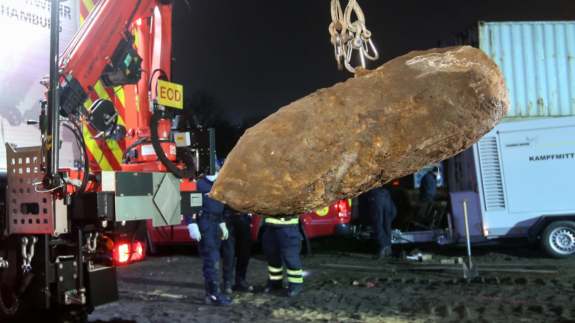 Fliegerbombe wird abtransportiert: Sie wurde bei Bauarbeiten auf dem Heiligengeistfeld gefunden. Fliegerbombe wird abtransportiert: Sie wurde bei Bauarbeiten auf dem Heiligengeistfeld gefunden.